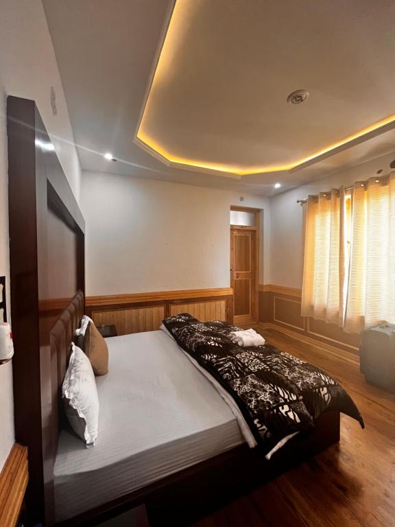 列城Ladakh Country Inn的一间卧室,卧室内配有一张大床