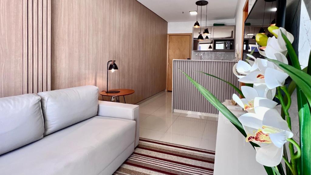 戈亚尼亚Apartamento ao lado Flamboyant Shopping em Goiânia的客厅配有白色的沙发和桌子