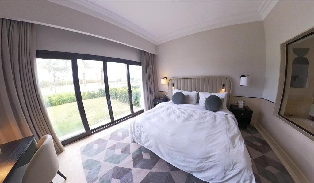阿莱曼1 Bedroom Suite @ The address Golf Marassi Resort的一间卧室设有一张大床和一个大窗户