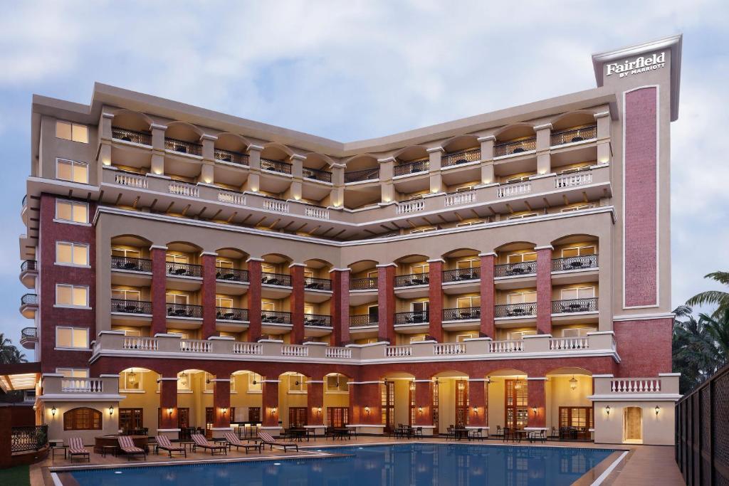 卡兰古特Fairfield by Marriott Goa Calangute的 ⁇ 染酒店外形,带有游泳池