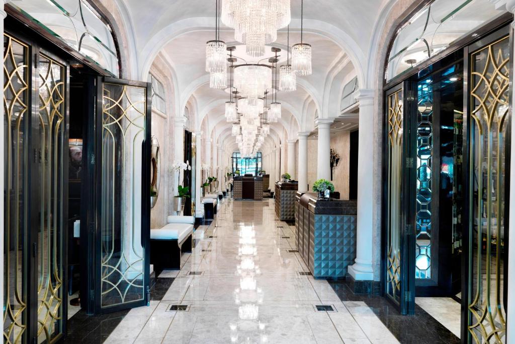 伦敦The Wellesley, a Luxury Collection Hotel, Knightsbridge, London的建筑中带有吊灯的走廊