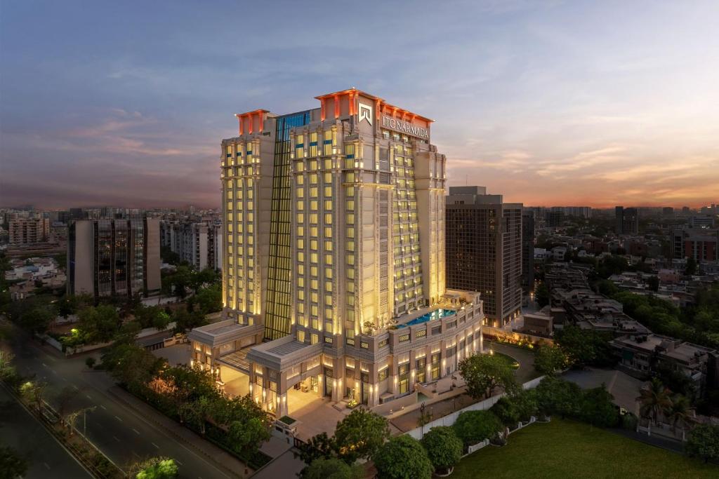 艾哈迈达巴德ITC Narmada, a Luxury Collection Hotel, Ahmedabad的城市高楼高楼高楼景