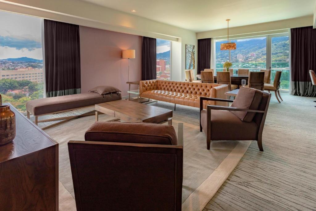 圣何塞哥斯达黎加圣何塞喜来登酒店的客厅配有沙发、椅子和桌子