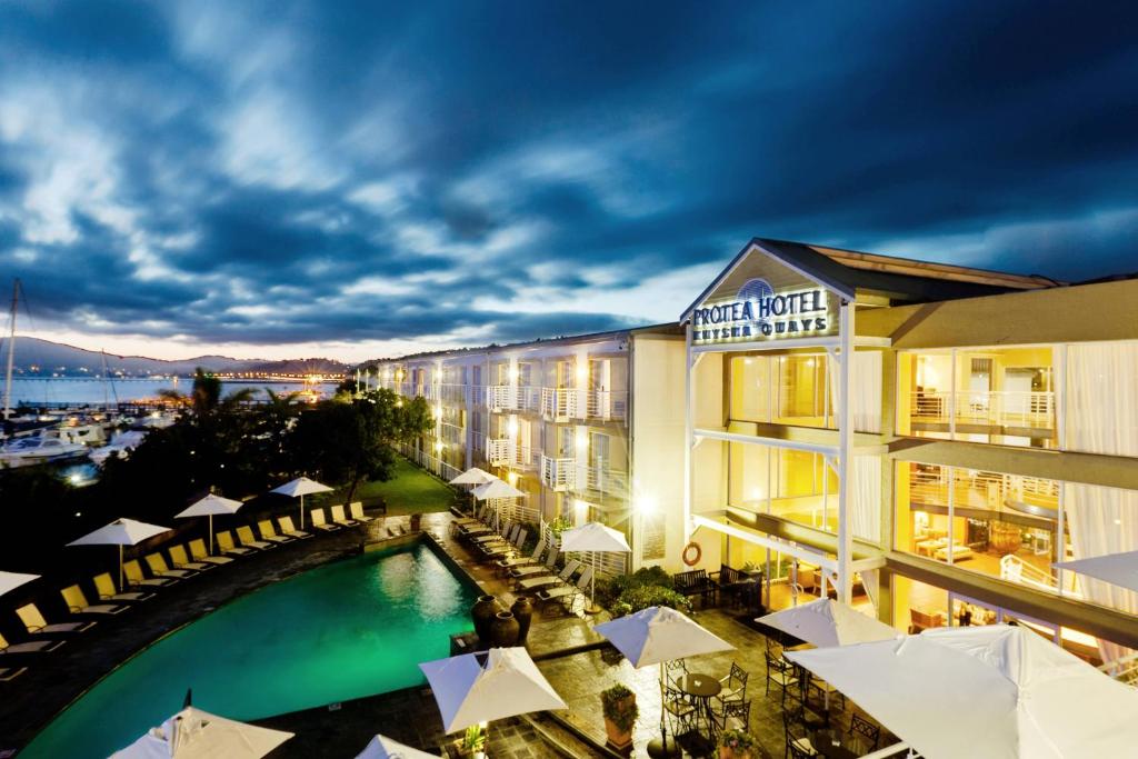 克尼斯纳普罗蒂亚万豪Protea酒店的享有酒店游泳池的景色