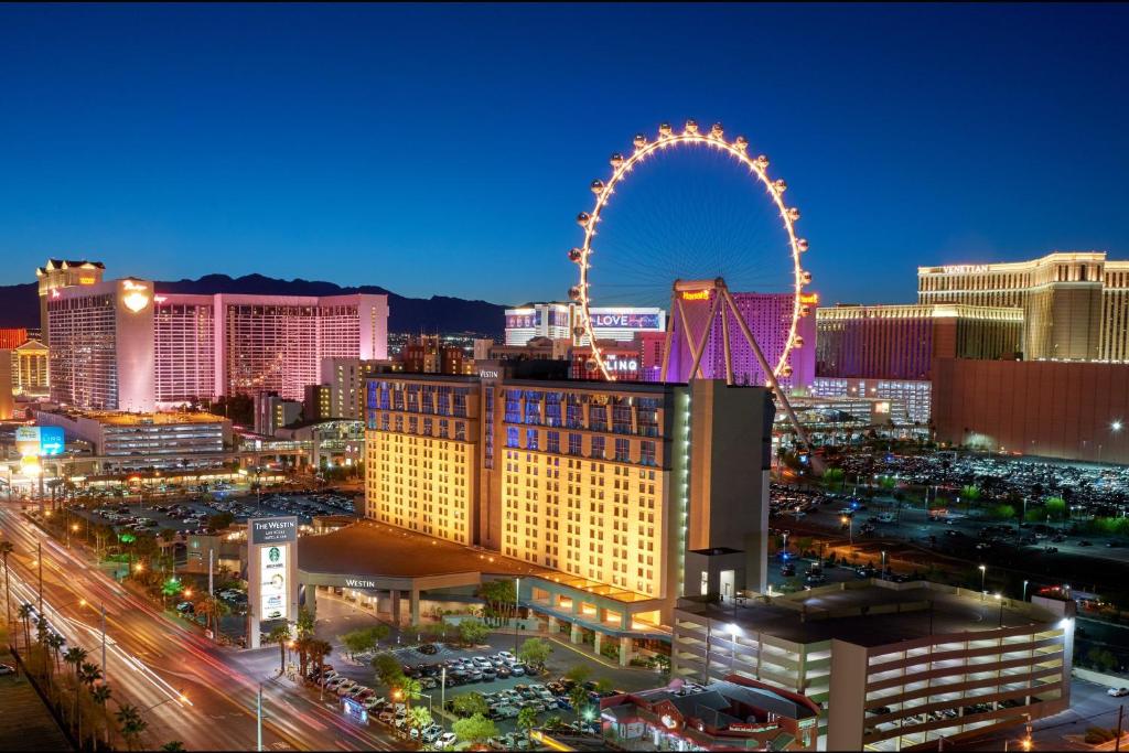 拉斯维加斯The Westin Las Vegas Hotel & Spa的城市天际线,晚上有摩天轮