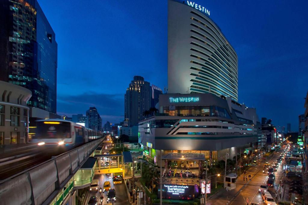 曼谷曼谷苏坤威斯汀大酒店的夜城,在街上乘火车