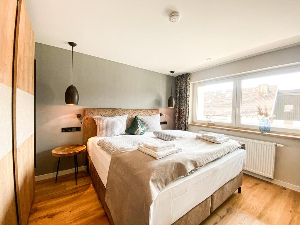上施陶芬Bergidyll的一间卧室设有一张大床和一个窗户。