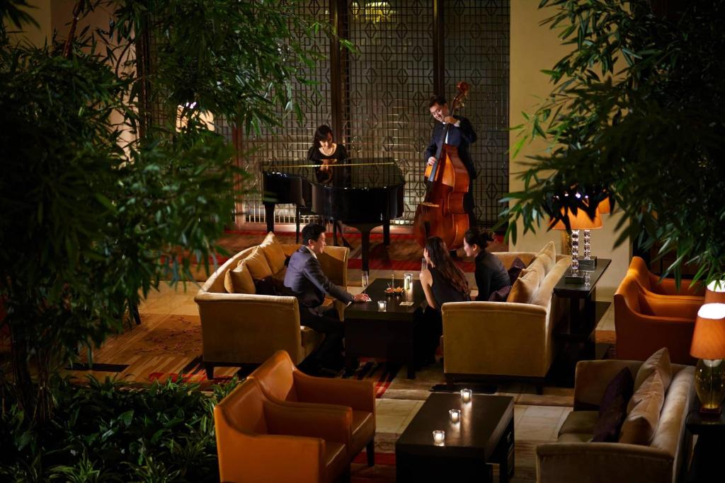 北京北京金融街丽思卡尔顿酒店的一群坐在大堂的钢琴演奏者
