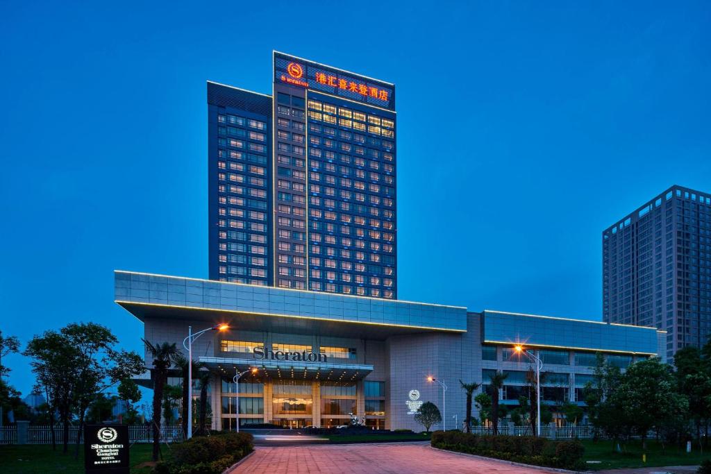滁州滁州港汇喜来登酒店的前面有灯的高楼