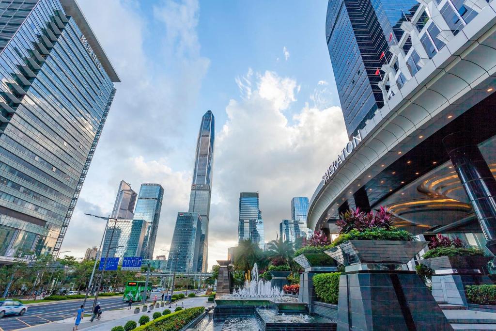 深圳深圳大中华喜来登酒店的城市景观,高楼和喷泉