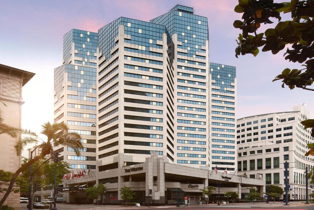 圣地亚哥The Westin San Diego Bayview的城市中一群高大的建筑