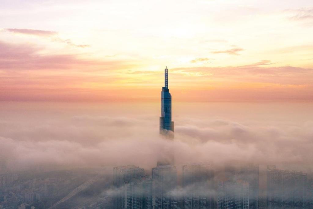 胡志明市Vinpearl Landmark 81, Autograph Collection的从云层上方可欣赏到布吉哈利法(burj khalifa)的景色