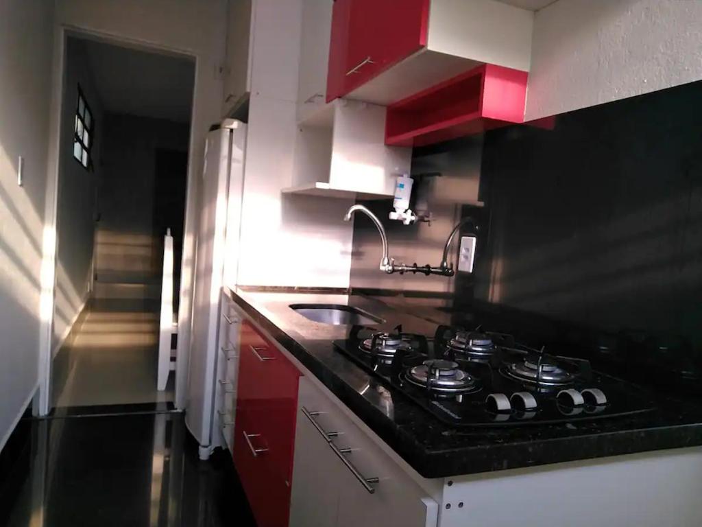 伯迪亚哥Bate & Volta - Apartamentos com 2 quartos próximo ao SESC Bertioga的厨房配有炉灶和水槽
