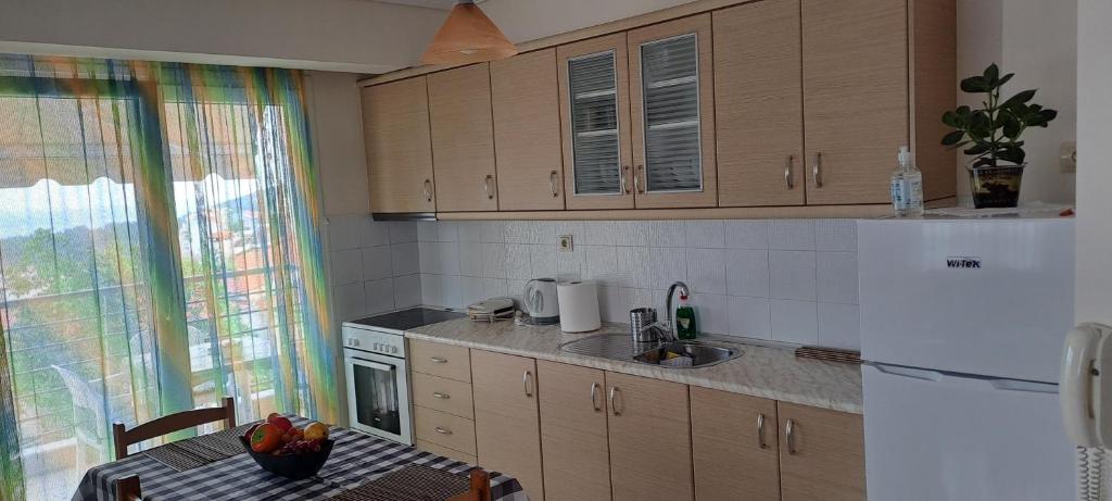 卡瓦拉Gavrihl home的厨房配有桌子和白色冰箱。