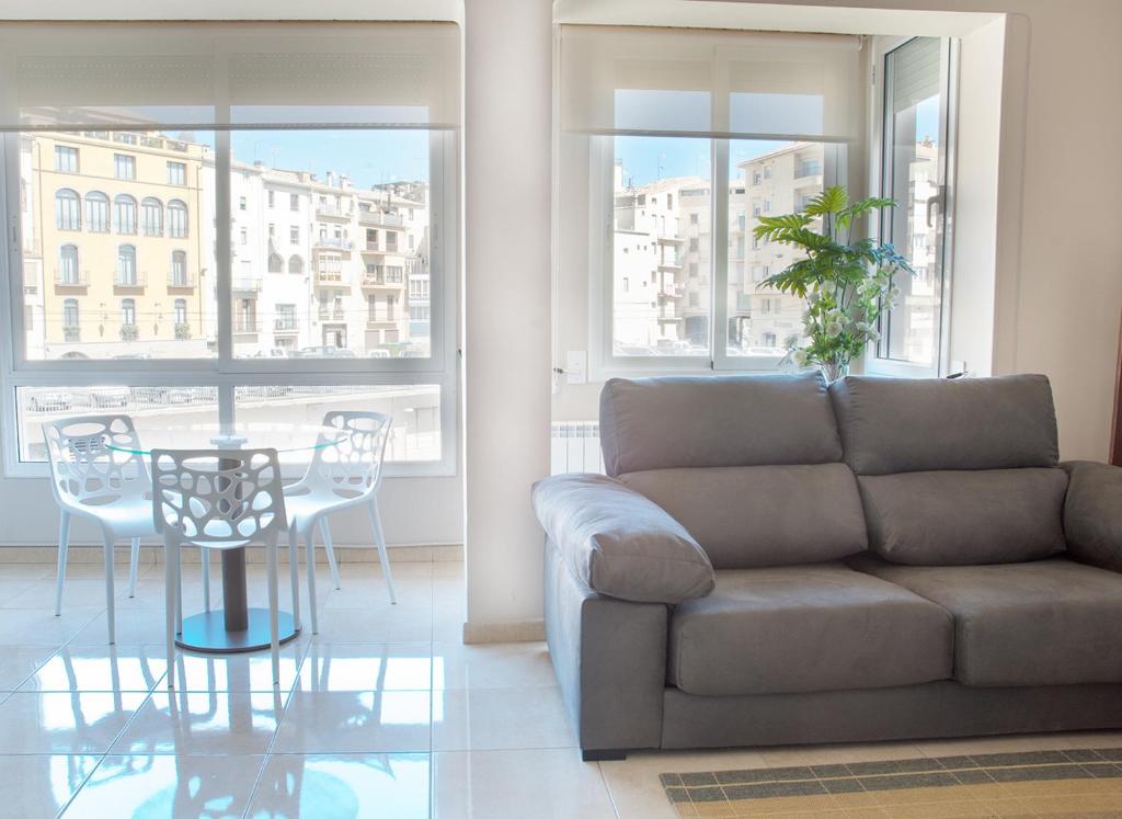 卡尔多纳卡尔多纳旅游公寓的客厅配有沙发和桌子