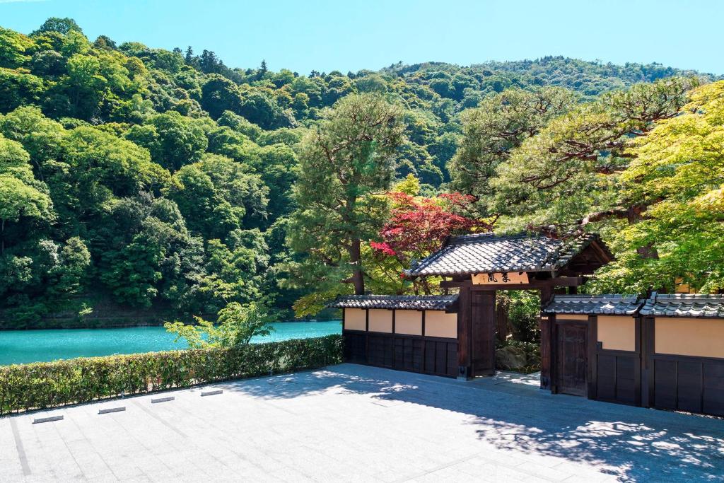京都京都翠岚豪华精选酒店的享有河流和树木景致的花园
