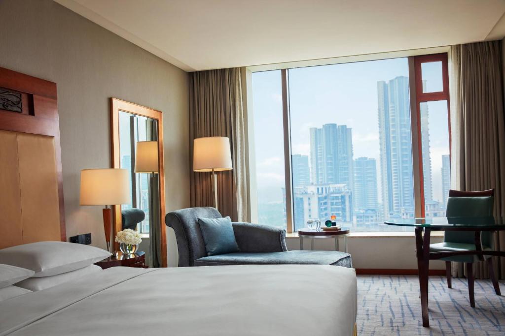 武汉武汉光明万丽酒店的酒店客房设有一张床和一个大窗户