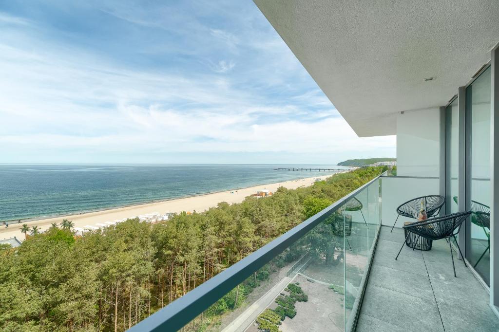 米兹多洛杰Your Holidays Waves C753的阳台享有海滩美景。