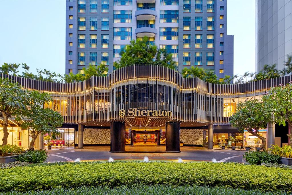 泗水泗水喜来登酒店的一座拥有高楼城市的购物中心