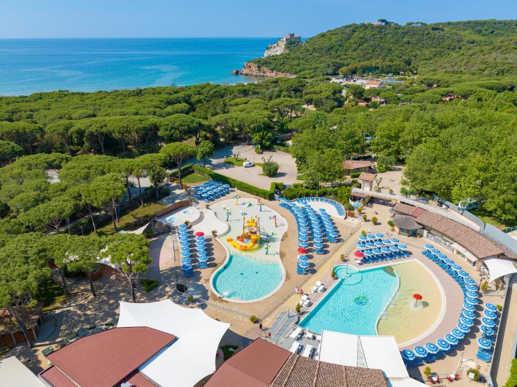 卡斯蒂里昂纳·德拉佩Camping Village Baia Azzurra Club的享有度假村游泳池的空中景致