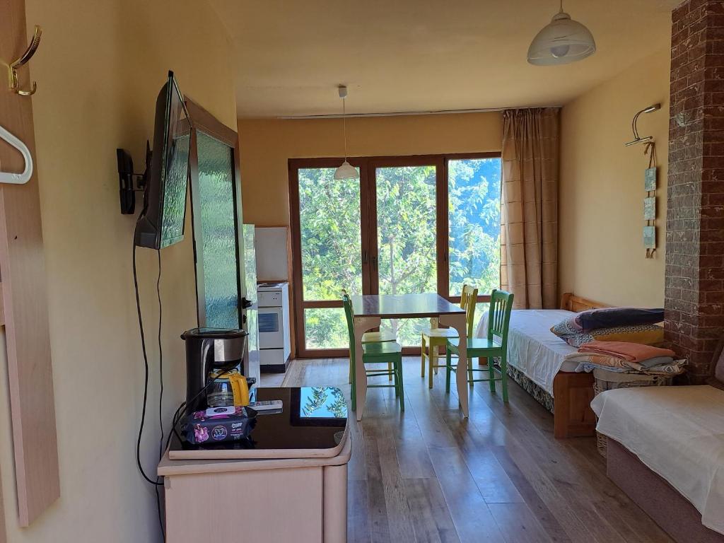 辛尼莫雷特Yellow villa的一间卧室配有一张床和一张桌子及椅子