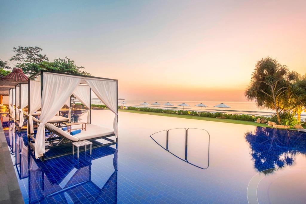 茶云莱海滩Vana Belle, A Luxury Collection Resort, Koh Samui的享有度假村无边际泳池的景致