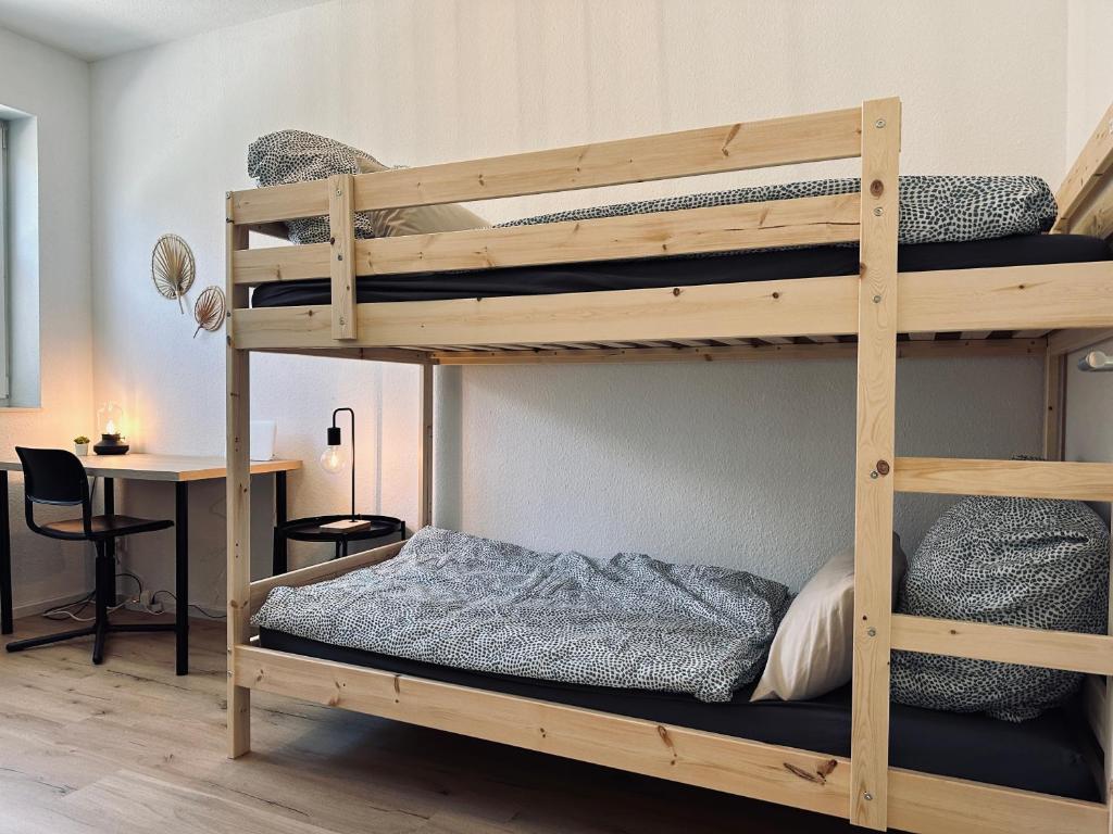 诺德霍恩FeWo Am Ring - mit Terrasse的一间卧室配有两张双层床和一张书桌