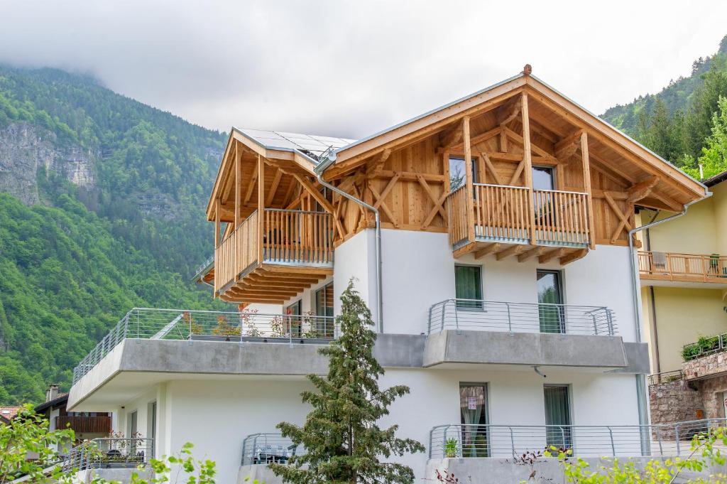 莫尔韦诺Dolomites Chalet Wolf的山上带木阳台的房子