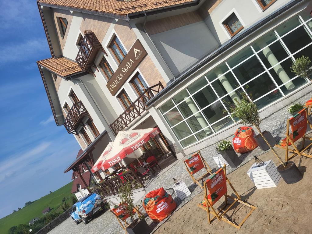 齐莱涅克Orlicka Skała的餐馆的顶部景色,有食品车