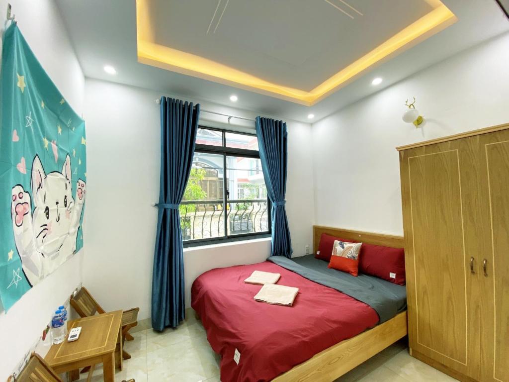 头顿Prana Vũng Tàu的一间卧室设有红色的床和窗户。