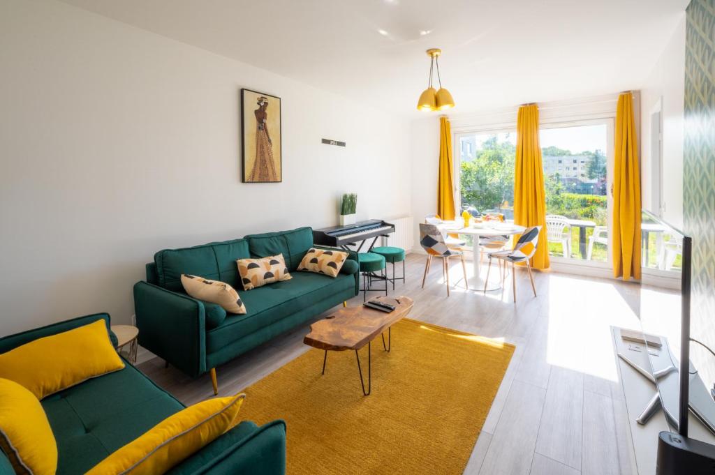埃夫勒Tranquillité assurée的客厅配有绿色沙发和桌子