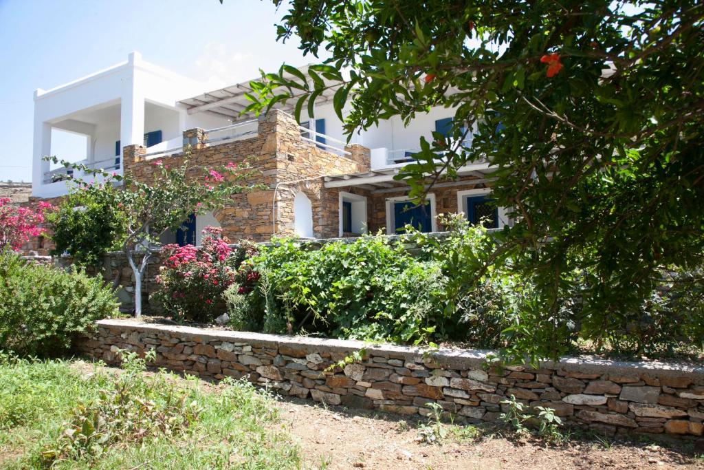 Agios DimitriosΟ Μήλας的前面有花园的房子
