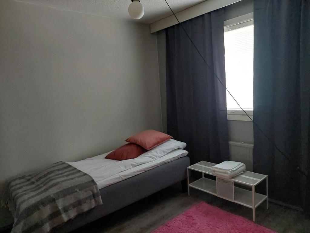 米凯利Ristimäenkatu的一间小卧室,配有床和窗户
