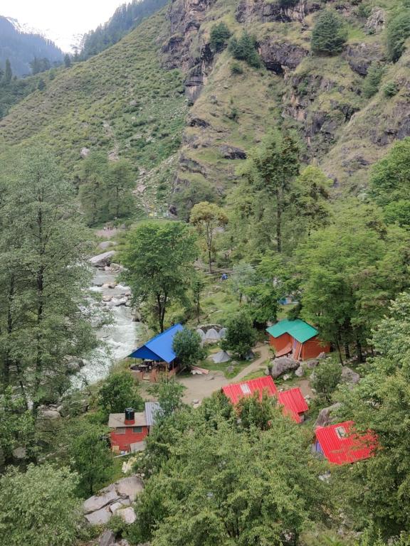 马拉里Last Stop Riverside wooden Huts, Camps & Dorms的享有带帐篷和河流的山景