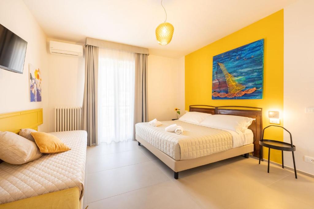 圣贝内代托-德尔特龙托Dea Suite Room的一间卧室配有一张床和一张沙发
