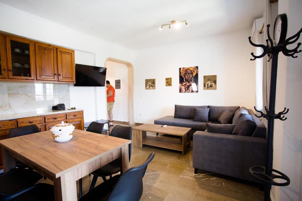 卡西奥皮Kampos Kassiopi Apartment的客厅配有沙发和桌子