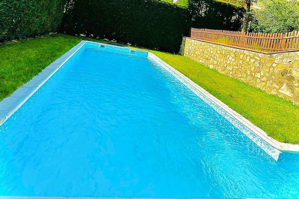 La LosaVilla Arboleda的庭院里的一个蓝色海水游泳池