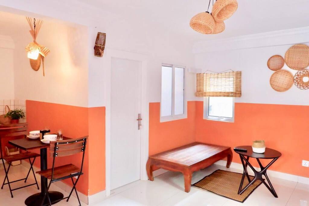 金边Tiny yet Beautiful apartment in the heart of Phnom Penh, Near central market的客厅配有长凳和桌子