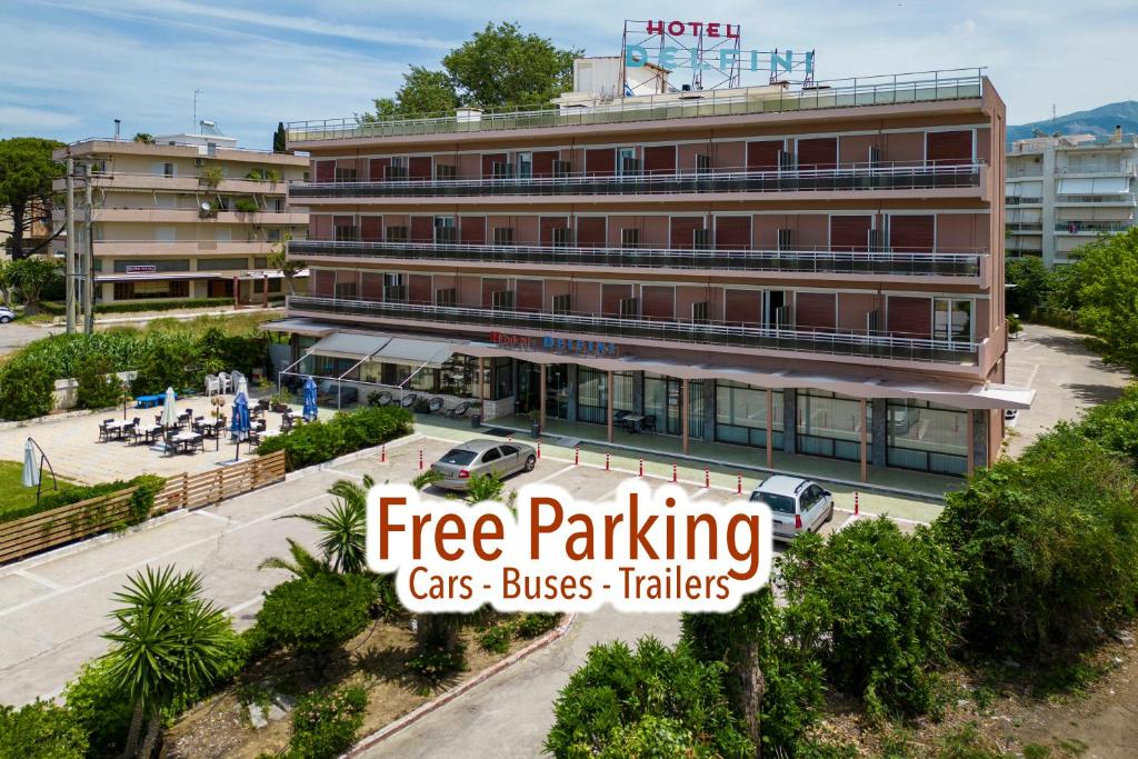 帕特雷海豚酒店 的一座建筑,上面标有读取汽车免费停泊的标志