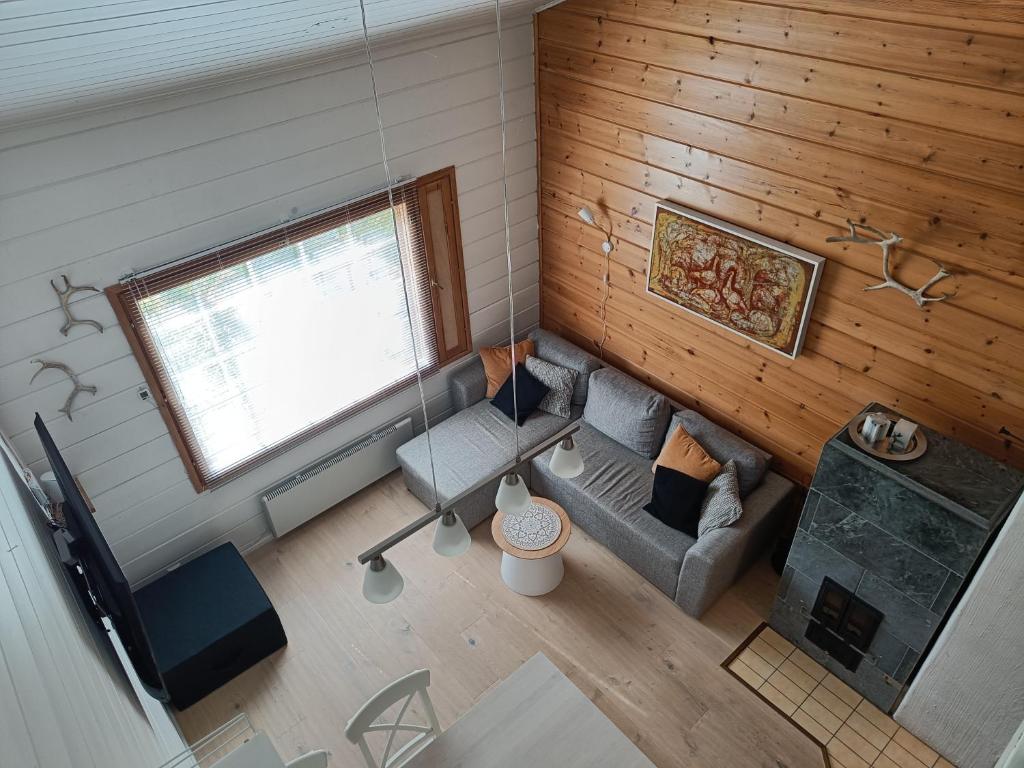 易拉斯加威Ylläs Nilimaja的客厅享有高空美景,配有沙发和窗户。