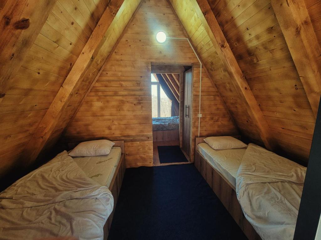 乌罗舍瓦茨Dawn Villas的小木屋内的小房间设有两张床