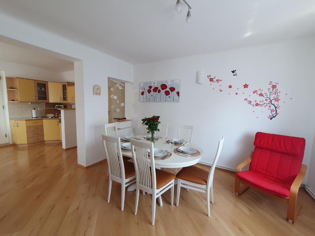 卡姆尼克Apartment Sonata的一间带桌子和红色椅子的用餐室