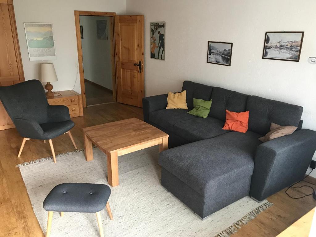 达沃斯达沃斯公寓的客厅配有沙发和桌子