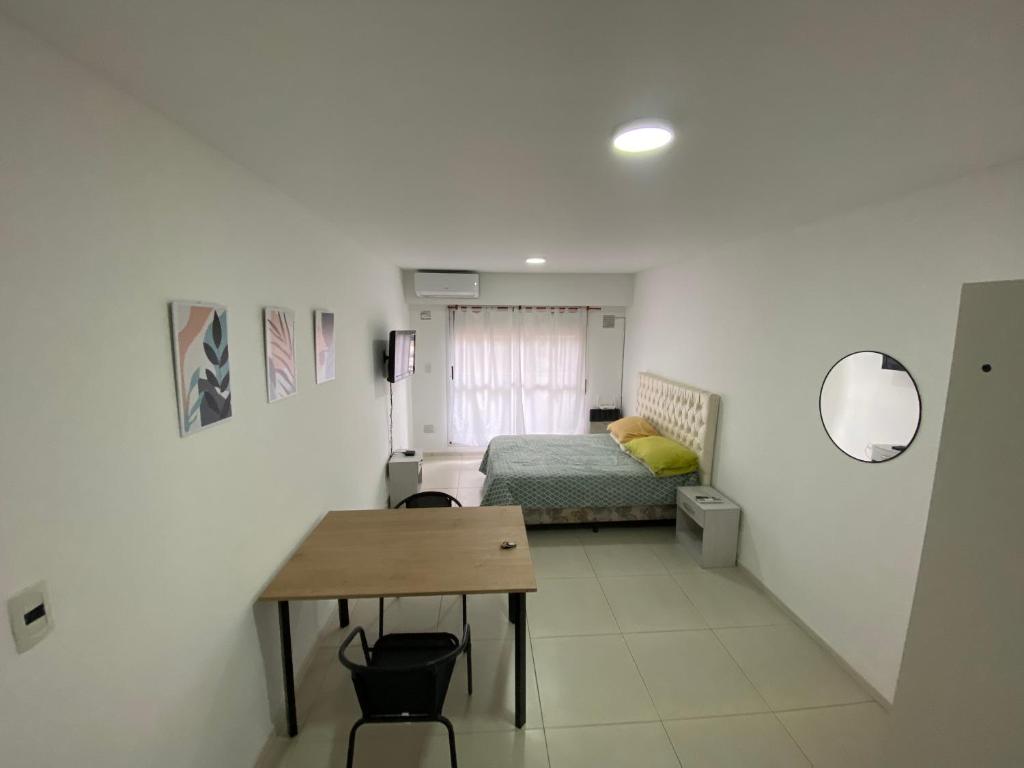 罗萨里奥Depto zona centro muy comodo.的卧室配有一张床和一张桌子