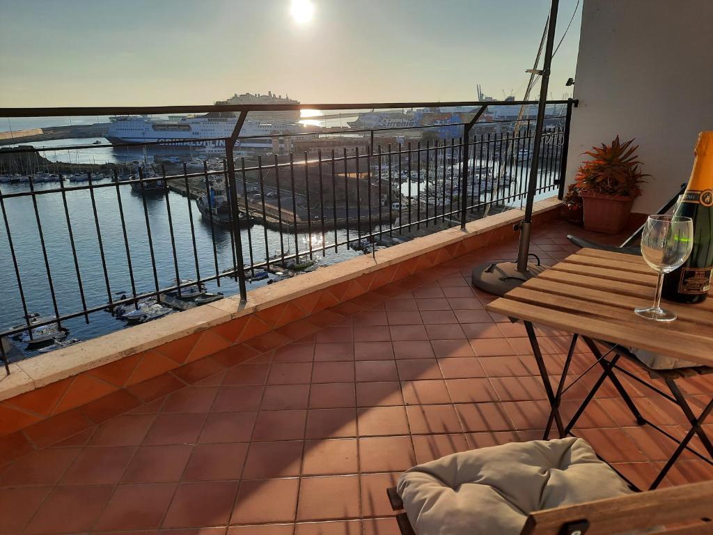 奇维塔韦基亚MARE FUORI APARTMENT的阳台配有桌子,享有海景。