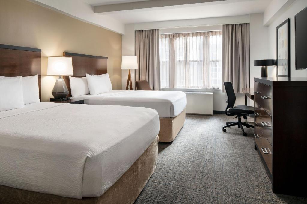 纽约万豪纽约曼哈顿原住客栈/市中心东区酒店的酒店客房配有两张床和一张书桌