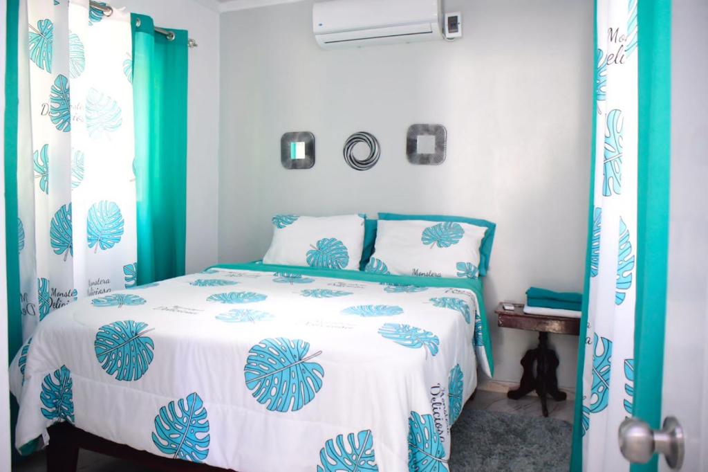圣塔芭芭拉-山美纳Apartamento entero en Samaná Los tios的一间卧室配有一张带蓝色和白色棉被的床