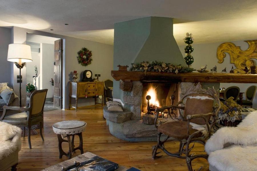 库马约尔Locanda La Brenva - Estella Hotel Collection的客厅设有壁炉、沙发和椅子