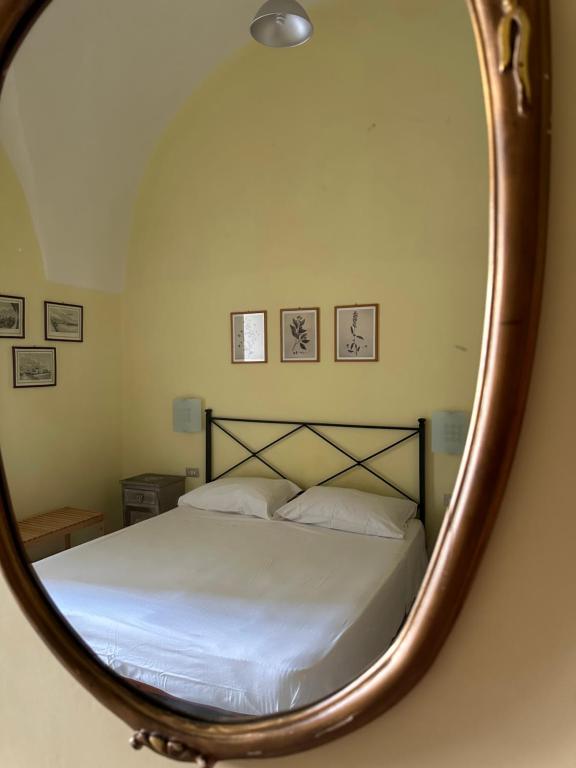 福尔米亚Anfiteatro的卧室内床的镜子反射