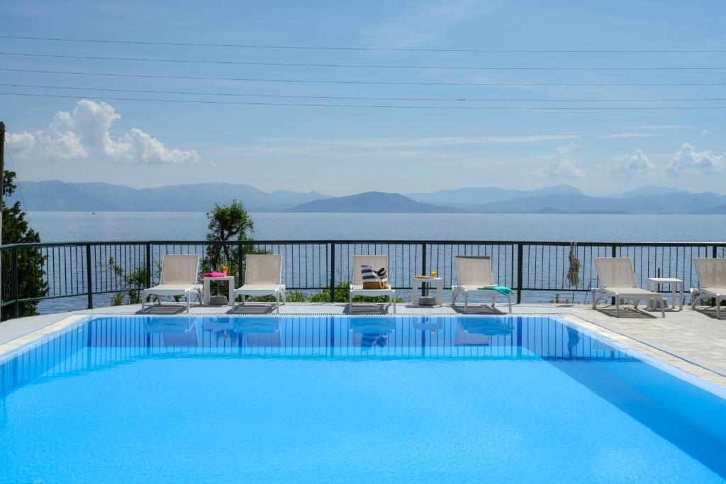 贝尼蔡斯Siora Leni Hotel的海景游泳池